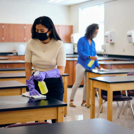 Le nettoyage des écoles aide à prévenir les chutes