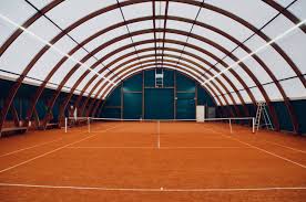Pourquoi la terre battue est-elle considérée comme bénéfique pour les joueurs de tennis à Nice?