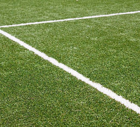 Quelles sont les options de personnalisation disponibles pour les équipements périphériques sur un court de tennis en gazon synthétique à Nice?