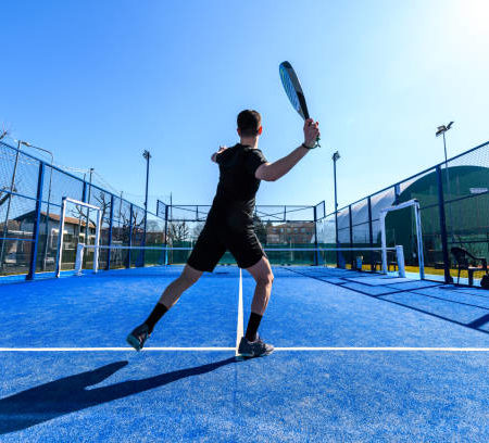 Comment maintenir l’éclat de la couleur sur un court de tennis à Avignon ?