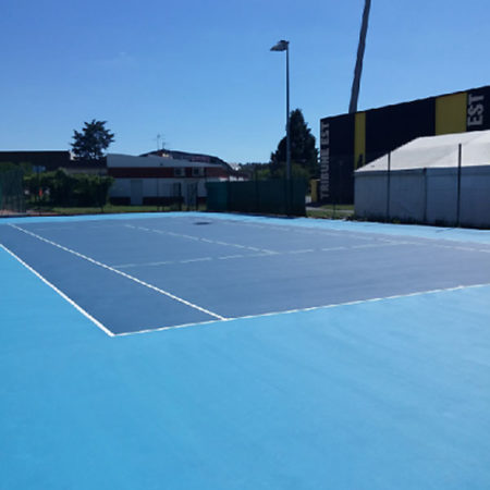 Pourquoi les conditions climatiques affectent-elles la rénovation de terrain de tennis en résine synthétique à Avignon ?
