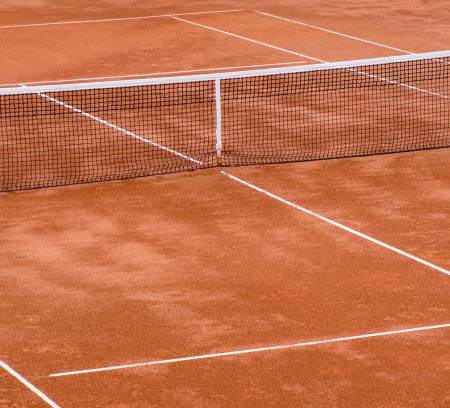 Comment les pratiques de gestion des nuisances sonores peuvent-elles être conçues pour réduire l’impact d’un terrain de tennis sur la communauté ?