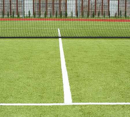 Qu’est-ce que les joueurs de tennis doivent savoir avant la rénovation d’un terrain de tennis en gazon synthétique à Paris ?