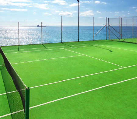 Comment adapter la construction d’un court de tennis à Nice pour différents types de jeux ?