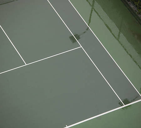 Qu’est-ce qui influence le délai de construction de court de tennis à Nice ?