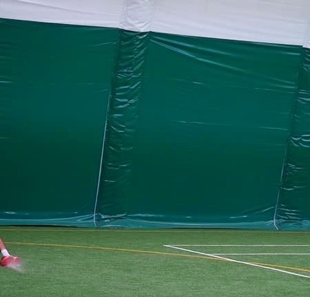 Comment la Rénovation d’un Terrain de Tennis en Gazon Synthétique à Cannes Améliore-t-elle le Confort de Jeu ?
