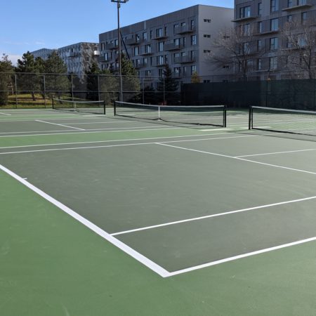 Quelles sont les normes et réglementations à respecter lors de la construction d’un terrain de tennis à Mougins ?
