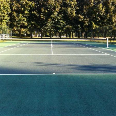 Comment la maintenance d’un terrain de tennis en béton poreux diffère-t-elle de celle d’autres surfaces ?