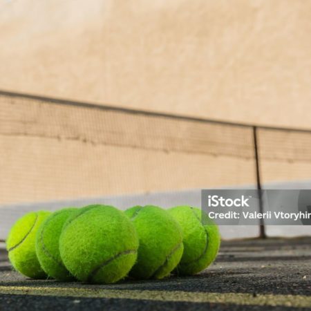 Quels sont les délais de séchage pour un court de tennis en béton poreux à Nice ?