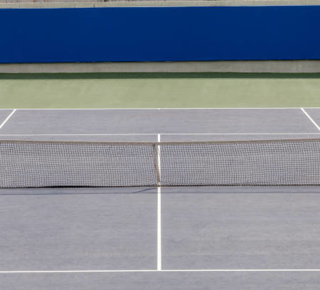 Quelles sont les erreurs courantes à éviter lors de la construction d’un terrain de tennis en béton poreux à Mougins ?