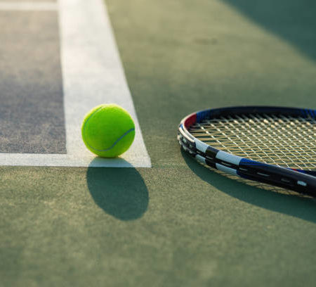 Quel type de revêtement peut être ajouté à un court de tennis en béton poreux à Nice ?