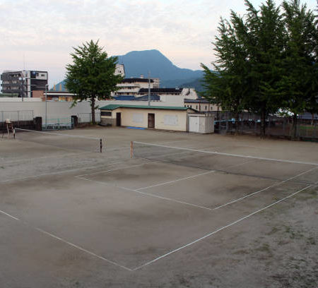 Pourquoi est-il important de tenir compte des normes locales dans la construction d’un terrain de tennis en béton poreux à Nice ?