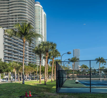 Pourquoi est-il essentiel d’avoir des équipements de sécurité lors de la construction d’un court de tennis à Saint-Raphaël ?
