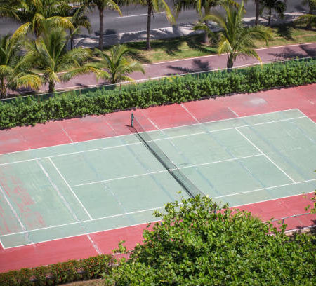 Pourquoi respecter les normes fédérales est-il essentiel lors de la construction d’un court de tennis à Nice ?