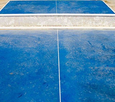 Pourquoi est-il important d’utiliser des équipements spécialisés dans la construction d’un court de tennis en béton poreux à Cannes ?