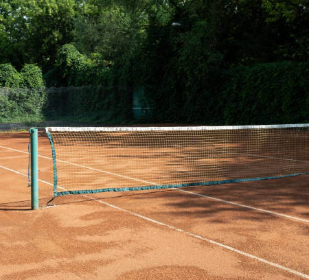 Pourquoi le revêtement en terre battue est-il populaire dans la construction de courts de tennis à Nice ?