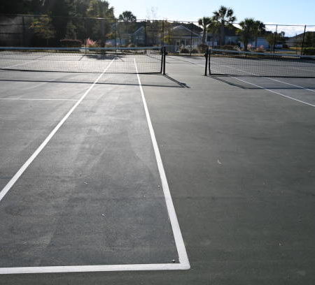 Qu’est-ce que l’impact des températures élevées sur la construction d’un court de tennis à Nice ?