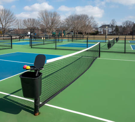 Comment garantir la stabilité du terrain lors de la construction d’un terrain de tennis en béton poreux à Nice ?