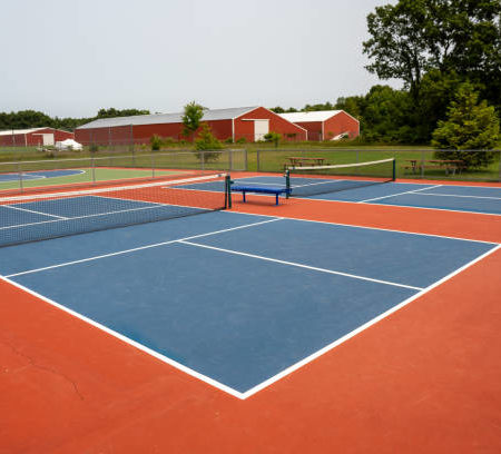 Pourquoi le climat méditerranéen influence-t-il la construction d’un court de tennis à Nice ?
