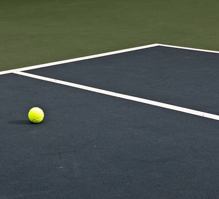 Comment garantir une surface de jeu uniforme lors de la Construction d’un terrain de tennis en béton poreux à Toulon ?