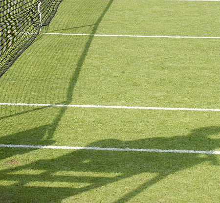 Comment le revêtement choisi peut-il influencer les performances sportives après la construction d’un court de tennis à Toulon ?