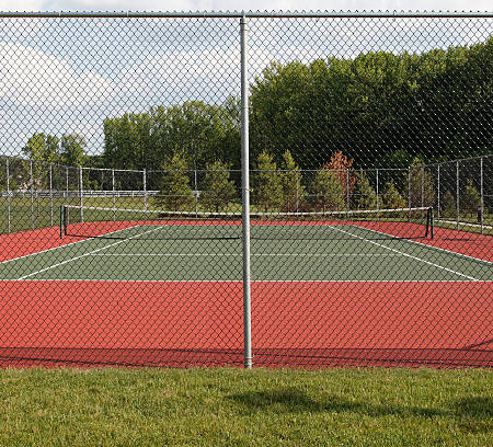 Comment la construction d’un court de tennis à Toulon peut-elle être adaptée aux pratiques locales de tennis ?