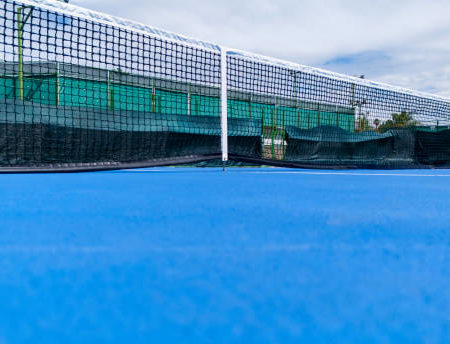 Comment garantir la conformité aux normes de sécurité pour la construction d’un court de tennis à Nice ?