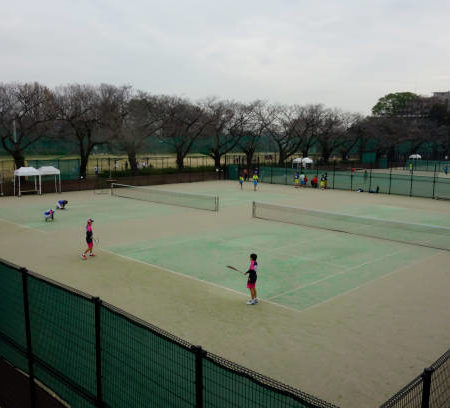 Comment la topographie du terrain impacte-t-elle la construction d’un terrain de tennis en béton poreux à Nice ?