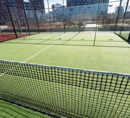 Comment s’assurer que le terrain soit adapté à tous types de joueurs lors de la Construction d’un court de tennis à Nice ?