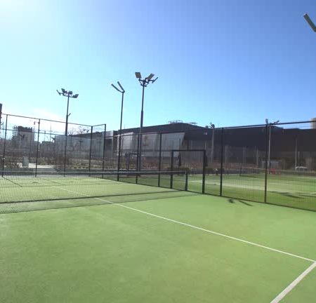 Pourquoi prévoir des zones de stockage est-il essentiel dans la construction d’un court de tennis à Nice ?
