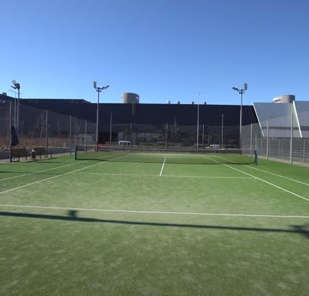 Pourquoi est-il important de respecter les normes de performance pour la construction d’un court de tennis à Nice ?