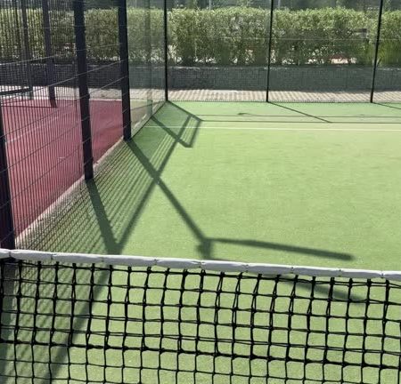 Pourquoi intégrer un bon système de drainage dans un terrain de tennis en gazon synthétique à Nice ?