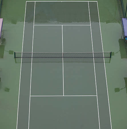Comment intégrer des solutions écologiques dans la construction d’un terrain de tennis en béton poreux à Toulon ?