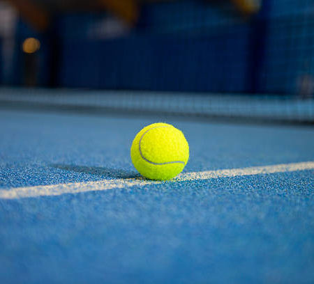 Quels matériaux sont les plus adaptés pour construire un court de tennis à Cannes ?