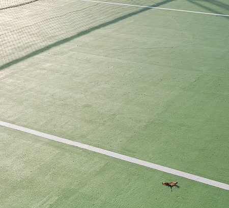 Comment un terrain de tennis en béton poreux réduit-il le risque de glissades ?