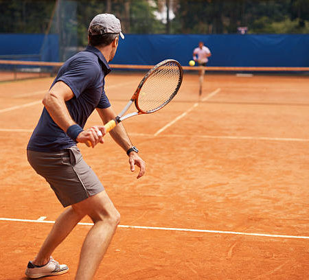 Comment la Construction d’un court de tennis à Saint-Tropez peut-elle favoriser le développement touristique ?