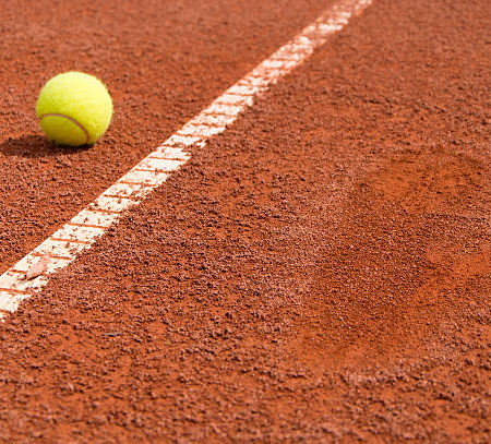 Comment le climat de Saint-Raphaël influence-t-il la construction d’un court de tennis à Saint-Raphaël ?