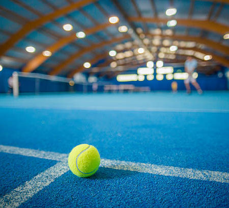 Comment le drainage affecte-t-il la construction d’un court de tennis à Saint-Raphaël ?