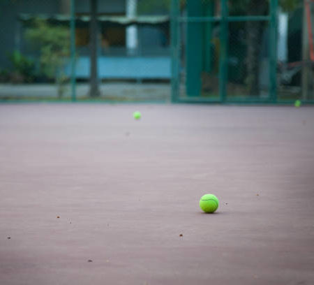 En quoi la construction d’un terrain de tennis en béton poreux à Mougins favorise-t-elle le drainage ?