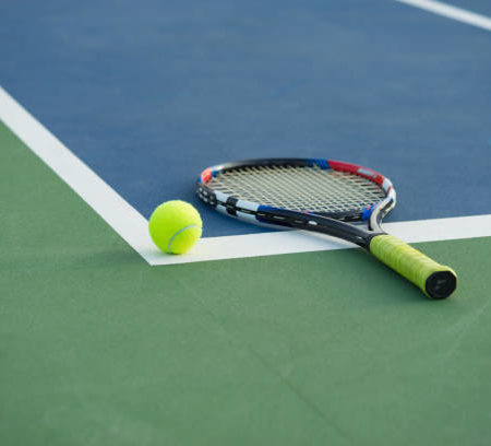 Comment planifier l’orientation pour maximiser l’éclairage naturel dans la construction d’un court de tennis à Toulon ?