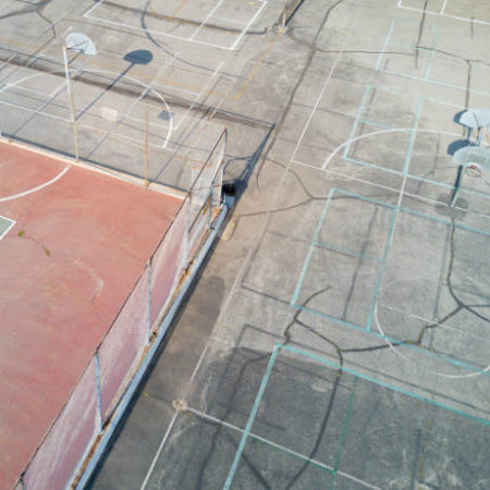 Comment adapter la Construction d’un court de tennis en béton poreux à Cannes aux conditions d’humidité ?