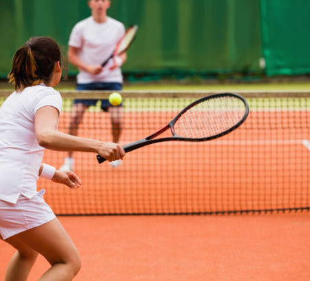 Pourquoi des fondations solides sont-elles cruciales pour la construction d’un court de tennis à Toulon ?