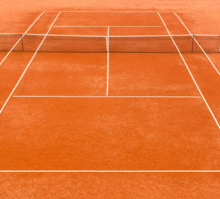 Comment les équipements de sport sont-ils sélectionnés pour la construction d’un court de tennis à Toulon ?