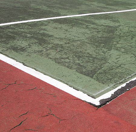 Pourquoi le climat méditerranéen influence-t-il la Construction d’un terrain de tennis à Nice ?