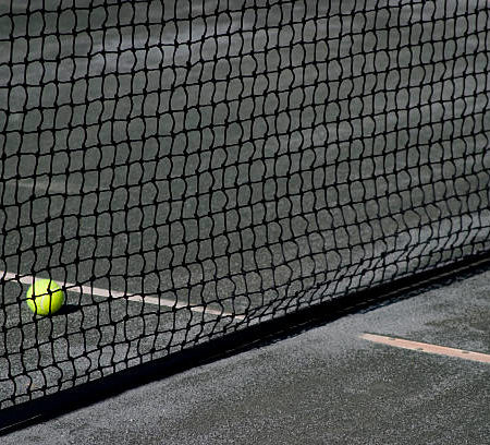 Comment optimiser l’utilisation des matériaux locaux pour la Construction d’un court de tennis en béton poreux à Cannes ?