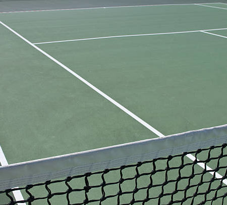 Pourquoi est-il important de respecter les normes locales pour la construction d’un terrain de tennis à Nice ?