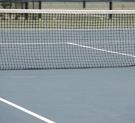 Comment assurer la durabilité du revêtement lors de la construction d’un terrain de tennis à Nice ?