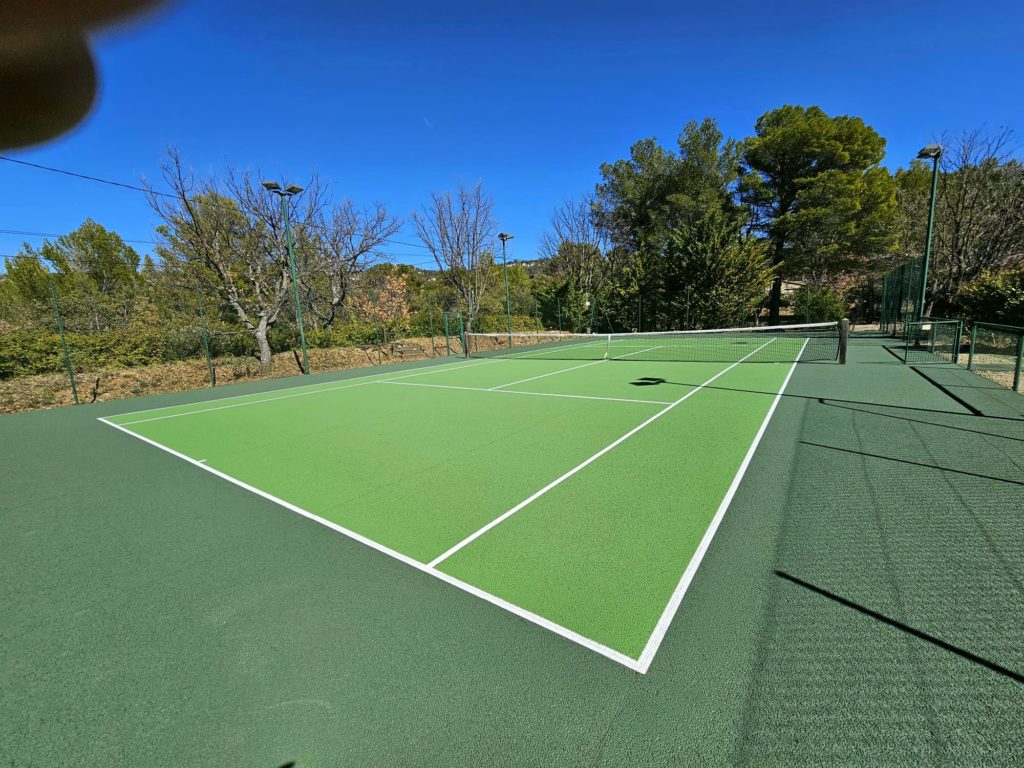 Construction d'un court de tennis en béton poreux à Mougins