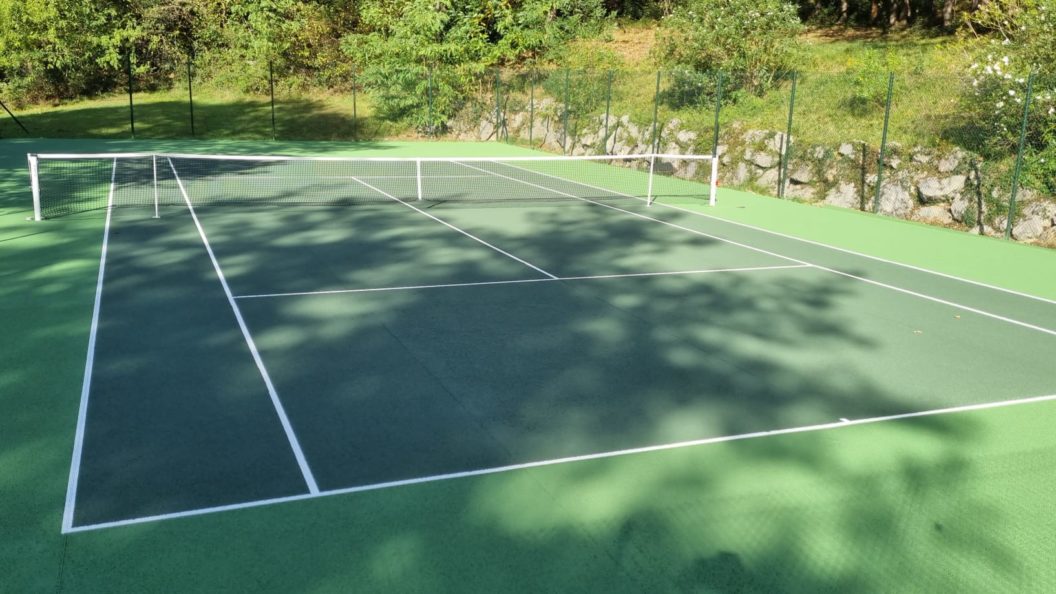 Construction d'un court de tennis à Saint-Raphaël