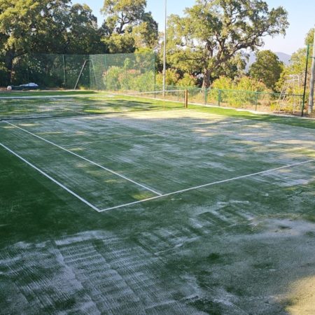 Pourquoi les terrains en gazon synthétique sont-ils appréciés pour la Construction d’un court de tennis en gazon synthétique à Nice ?